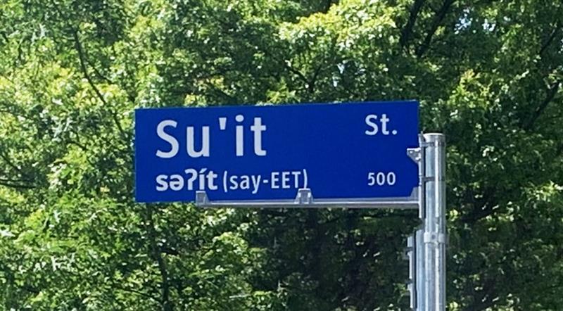 Road sign for Su'it Street